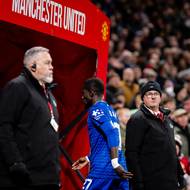 Po chvíli vztekání opustil hřiště. Everton i v deseti vyhrál. 