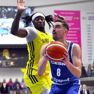 Česko - Švédsko, utkání skupiny H první fáze kvalifikace basketbalistů o postup na MS 2027, zleva hostující Zaba Bangala a Tomáš Satoranský