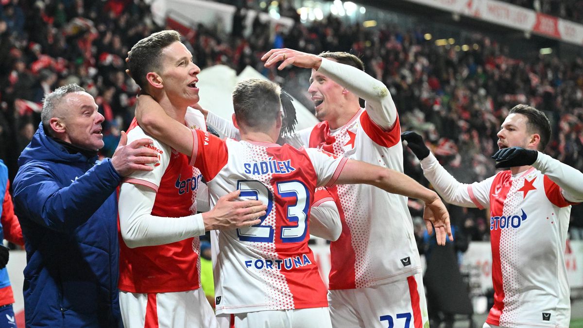 Slavia po výhře v derby udržela první místo před Spartou. Baník dál padá ke dnu