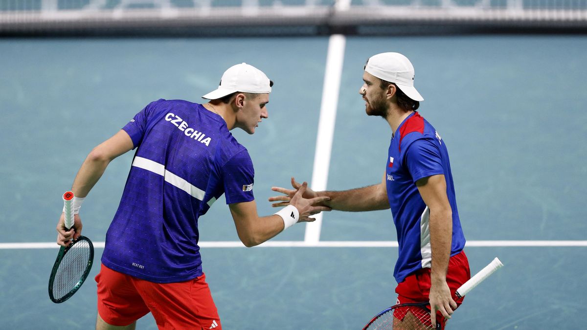 TENIS ONLINE: Dramatický boj o semifinále rozhoduje čtyřhra. Češi v úvodní sadě zabrali!