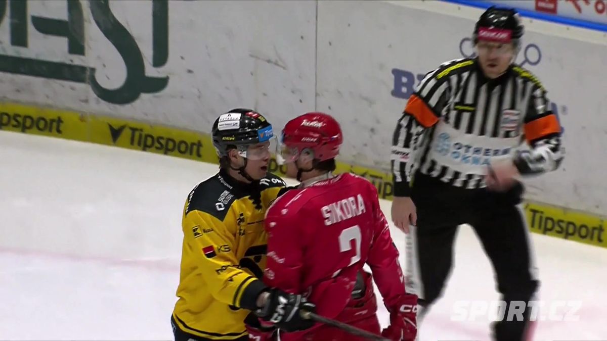 Svérázný způsob vyloučení. Rozhodčí strčil do litvínovského obránce, divil se i expert