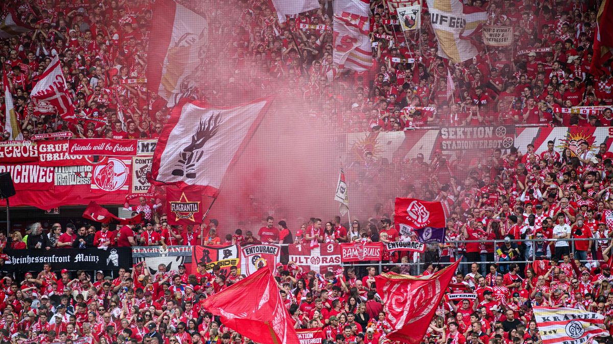 Hrobové ticho. Fanoušci v Německu hodlají protestovat proti plánům vlády