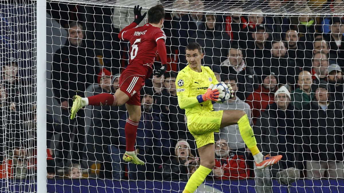 Šok. Eindhoven s Kovářem uštědřil výprask Liverpoolu. Arsenal uspěl v bitvě gigantů. Mbappé předvedl bleskový hattrick 