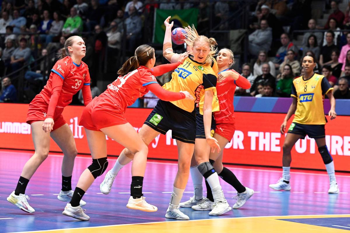 Tyra Axnérová se ke střele nedostala.