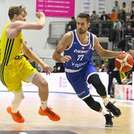 Útok českých basketbalistů vede rozehrávač Tomáš Kyzlink, brání ho Felix Terins ze Švédska.