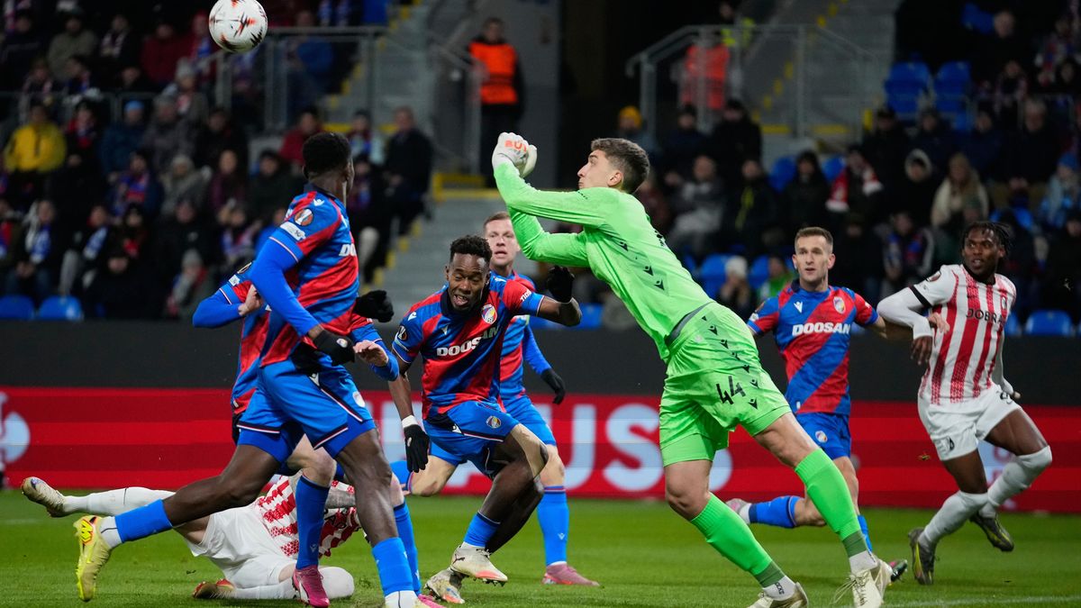 Má Plzeň novou jedničku? Hyský vysvětlil, proč proti Freiburgu posadil Jedličku