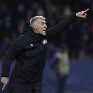 Martin Hyský udílí pokyny.