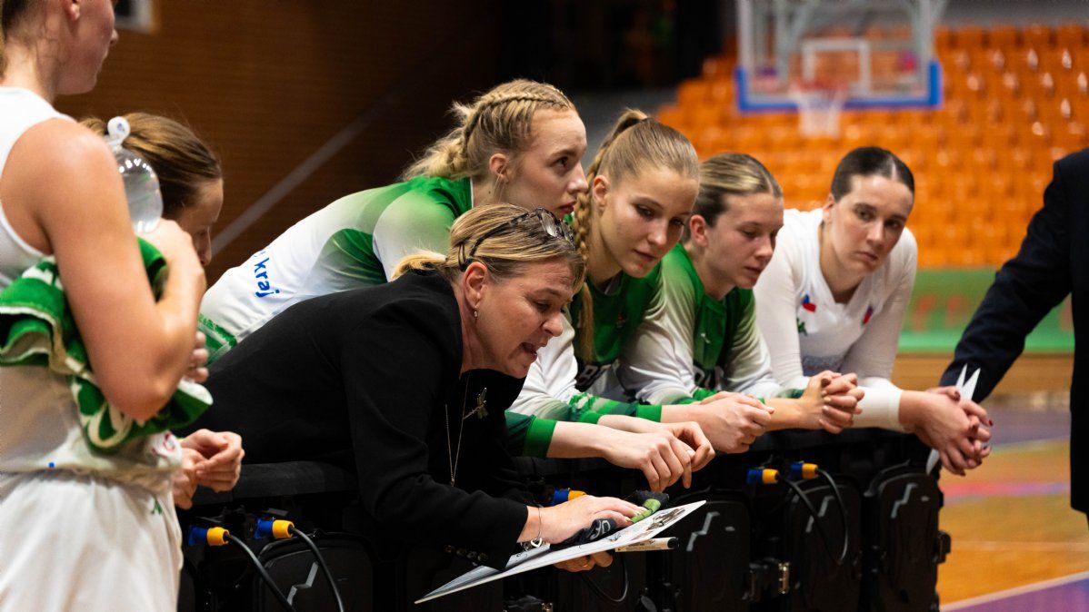 Tma, zima, první prchali rozhodčí. Český tým zůstal trčet na hrací ploše po skandálním závěru v Itálii