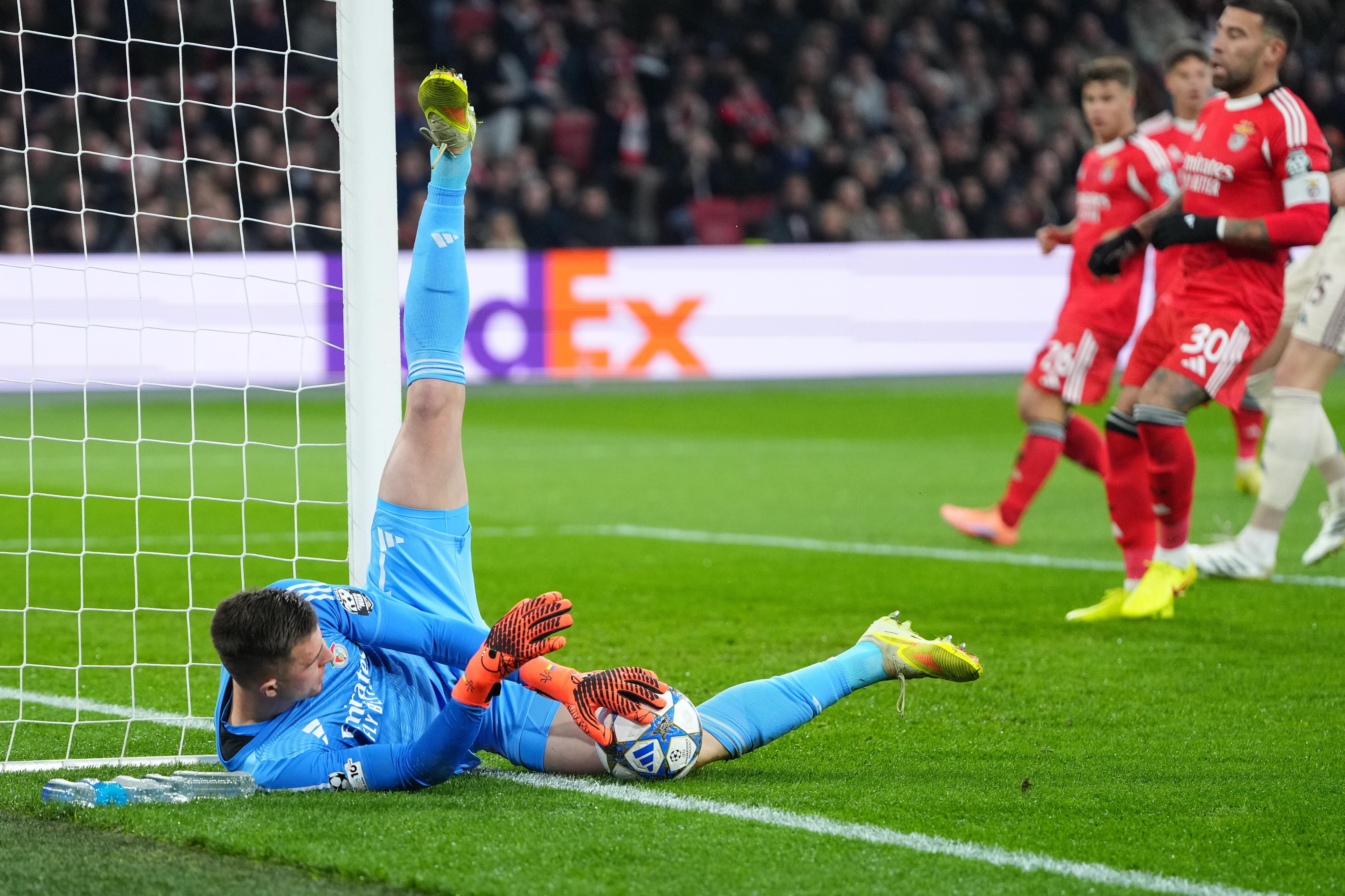 Chelsea s Barcelonou bojují o přímý postup, Schick s Leverkusenem jede na City