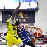 Česko - Švédsko, utkání skupiny H první fáze kvalifikace basketbalistů o postup na MS 2027, zleva hostující Zaba Bangala a Tomáš Satoranský