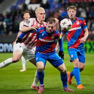 Matěj Vydra má na zádech Matthiase Gintera.