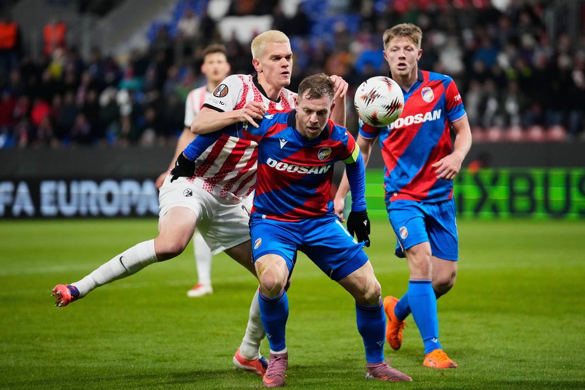 Matěj Vydra má na zádech Matthiase Gintera.