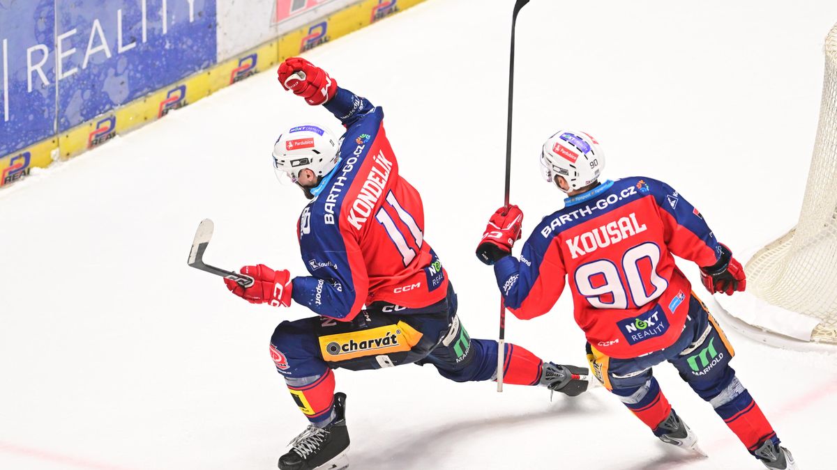 Urputné derby rozhodl špinavý gól. Od pohledného hokeje v týmu nejsem, usmál se hrdina