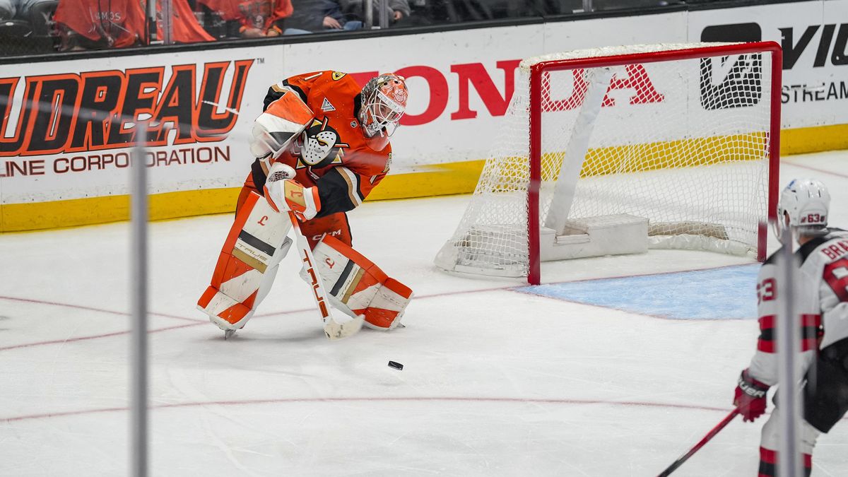 Famózní Dostál znovu zářil v NHL. Byl vyhlášen první hvězdou