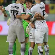 <p>Utkání 14. kola první fotbalové ligy: MFK Karviná - Sparta Praha, 2. listopadu 2025, Karviná. Hráči Karviné se radují z vítězství v zápase - zleva Rok Štorman z Karviné, Alexandr Bužek z Karviné, Sebastian Boháč z Karviné. </p>
<p></p>