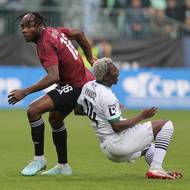 <p>Utkání 14. kola první fotbalové ligy: MFK Karviná - Sparta Praha, 2. listopadu 2025, Karviná. Zleva Emmanuel Uchenna ze Sparty, Emmanuel Ayaosi z Karviné. </p>
<p></p>