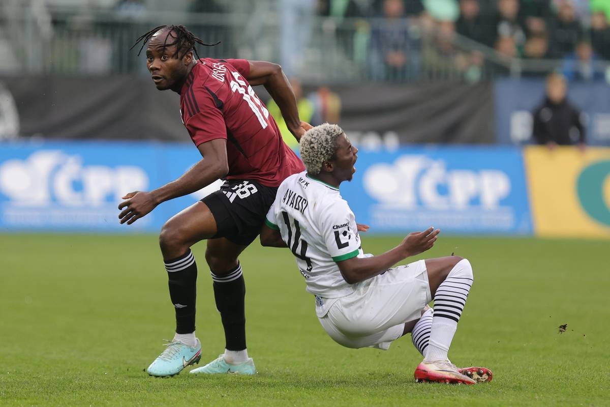 <p>Utkání 14. kola první fotbalové ligy: MFK Karviná - Sparta Praha, 2. listopadu 2025, Karviná. Zleva Emmanuel Uchenna ze Sparty, Emmanuel Ayaosi z Karviné. </p>
<p></p>