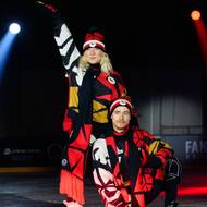 Kolekci doplňuje i šála s odkazem na italskou módu. 