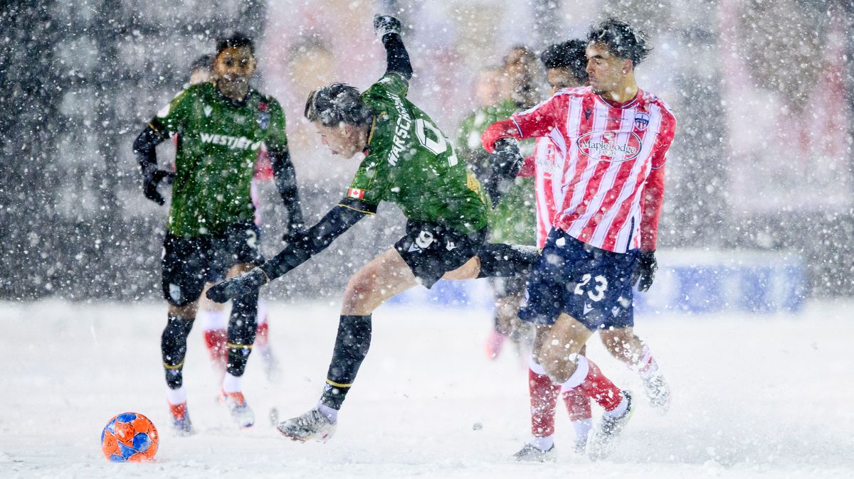 Sněhové finále v Kanadě. Zápas o titul připomínal spíš válku než fotbal