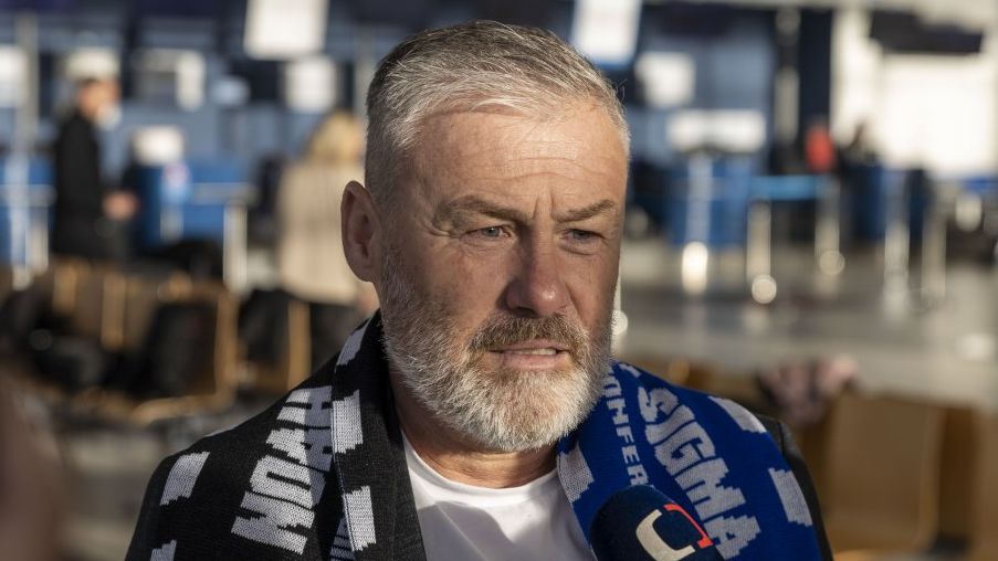 Hapal se k zápisnému postavil čelem, vtipkoval v Jerevanu Janotka