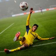 Edson Álvarez a jeho snaha udržet míč na hrací ploše.