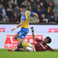 Teplický Denis Halinský v souboji s Angelem Peciadem