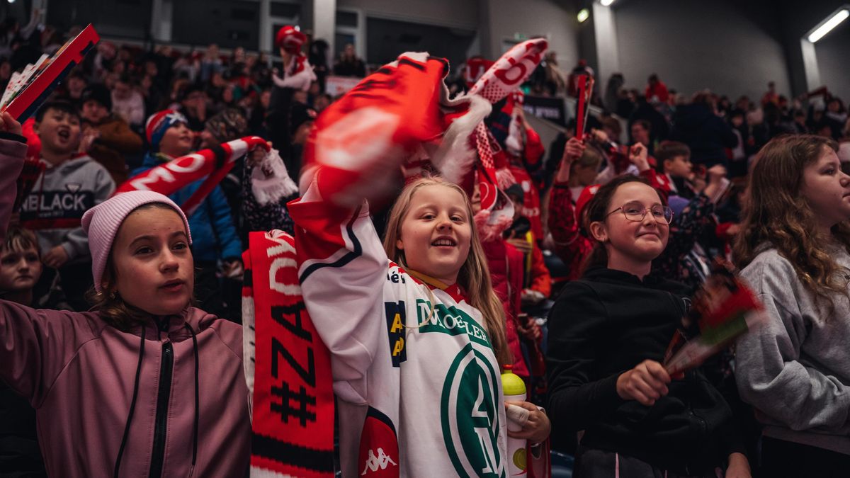 Sladký rekord pro Dynamo! Téměř šest tisíc fandů na deváťáky a demolice rivala, který si ale neodpustil rýpanec