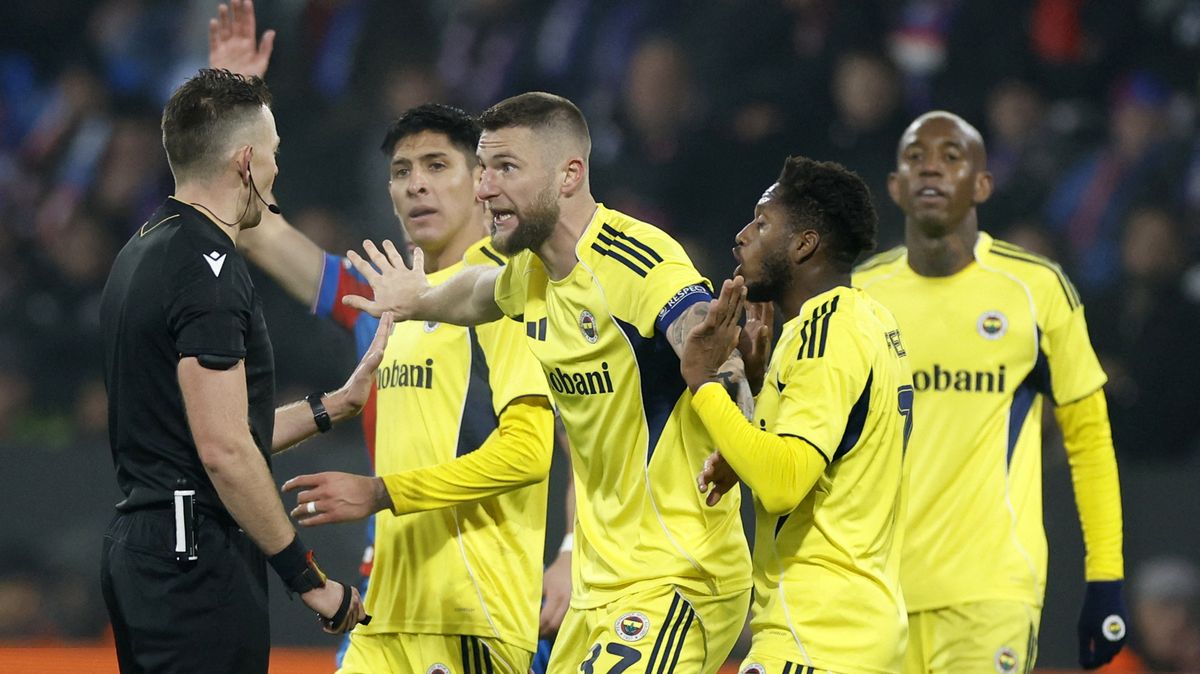 Vždyť mu stáhl trenky, okradli nás o penaltu! Fenerbahce si stěžuje na rozhodčí