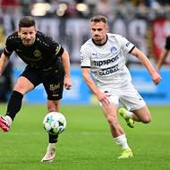 Hradecký Václav Pilař s balonem v zápase proti Slovácku