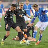 Daniel Souček z Jablonce bojuje o balon s Davidem Plankou z Ostravy.