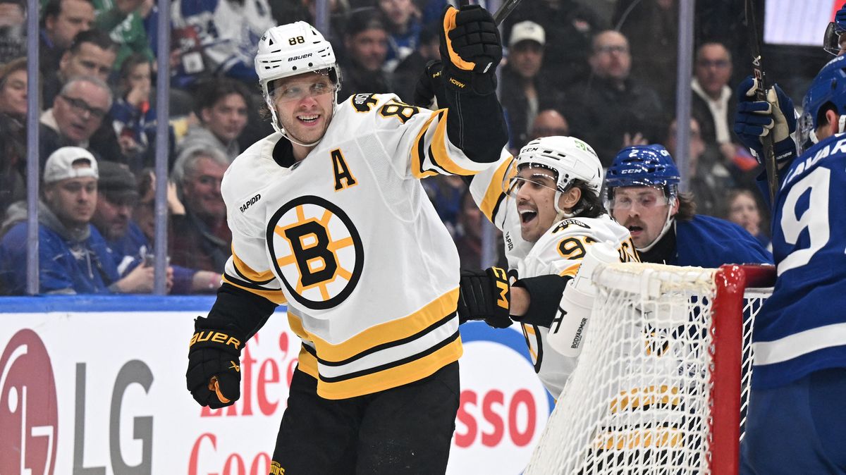 Pastrňák přispěl k další výhře Bostonu a je na dostřel významné mety, Vejmelka dostal šest gólů