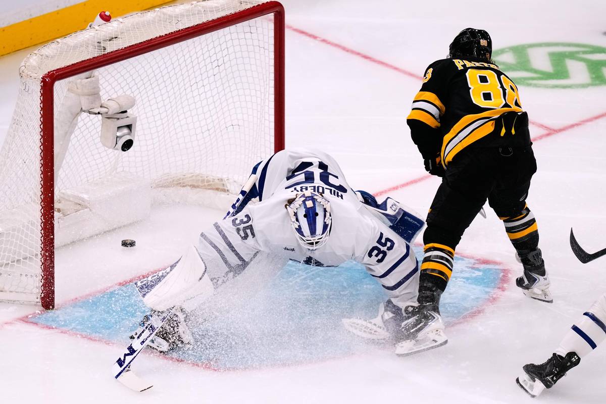 Čtyřstý gól Davida Pastrňáka inkasoval gólman Toronta Dennis Hildeby.