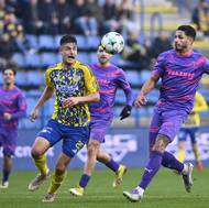 Jakub Kolář ze Zlína v obležení hráčů Bohemians