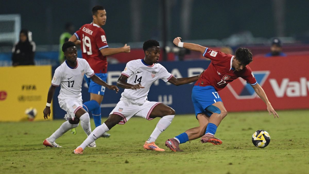 Čeští mladíci gólem v závěru prohráli s USA. Přesto na MS slaví postup