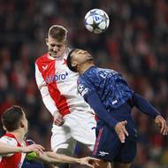 Tomáš Vlček ze Slavie (vlevo) v souboji s Gabrielem Magalhaesem z Arsenalu