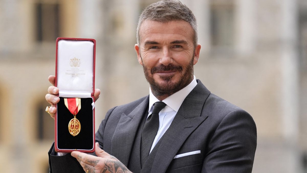 Sir David Beckham se dočkal slavnostního ceremoniálu pasování na rytíře
