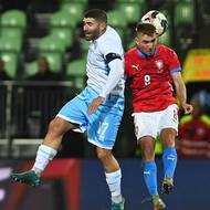 Michal Sadílek v hlavičkovém souboji proti kapitánovi San Marina Alessandrovi Golinuccimu.