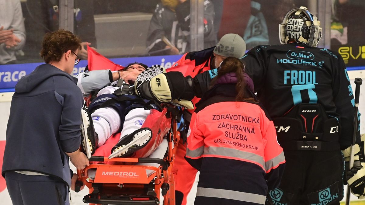 Ošklivé zranění plzeňského útočníka. Do akce museli záchranáři s nosítky