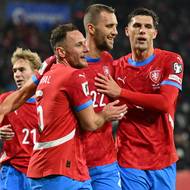 Radost ze třetí branky. Vladimír Coufal dostává gratulace od Tomáše Součka.