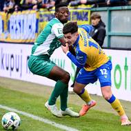 Záložník Bohemians Benson Sakala v silovém souboji s teplickým Náprstekem.