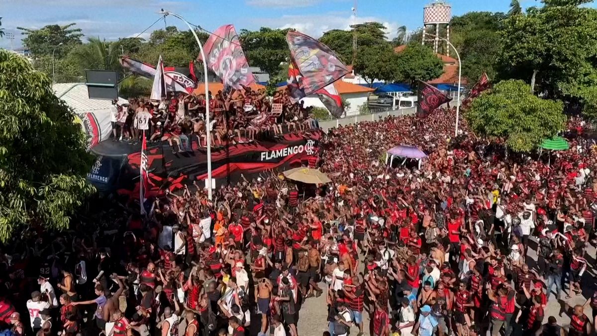 Slzný plyn a gumové projektily v akci. Před finále Poháru osvoboditelů se fanoušci střetli s policií