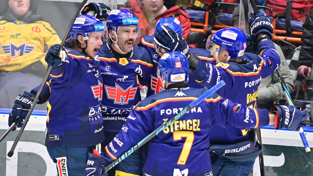 HOKEJ ONLINE: Třinec ukončil nepříznivou šňůru, vedoucí Sparta nečekaně prohrála. Východočeské derby zatím nerozhodně, Plzeň uspěla v prodloužení