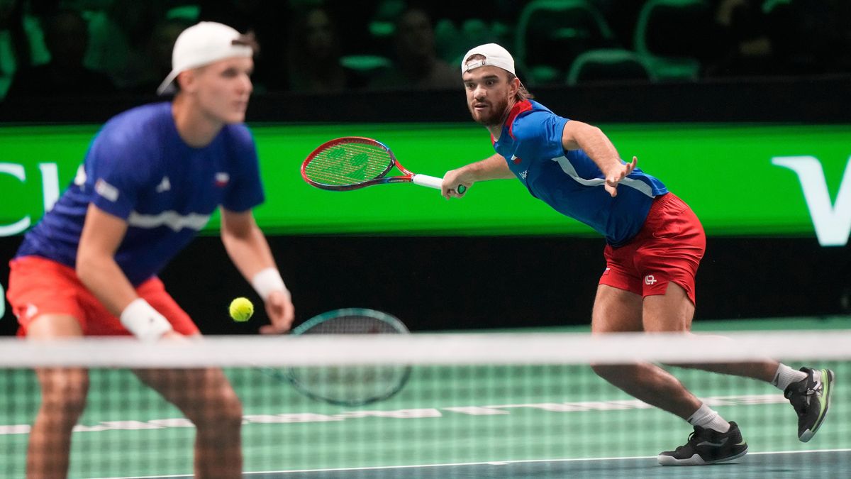 TENIS ONLINE: Boj o semifinále rozhoduje čtyřhra. Češi musí otáčet, druhá sada vrcholí!