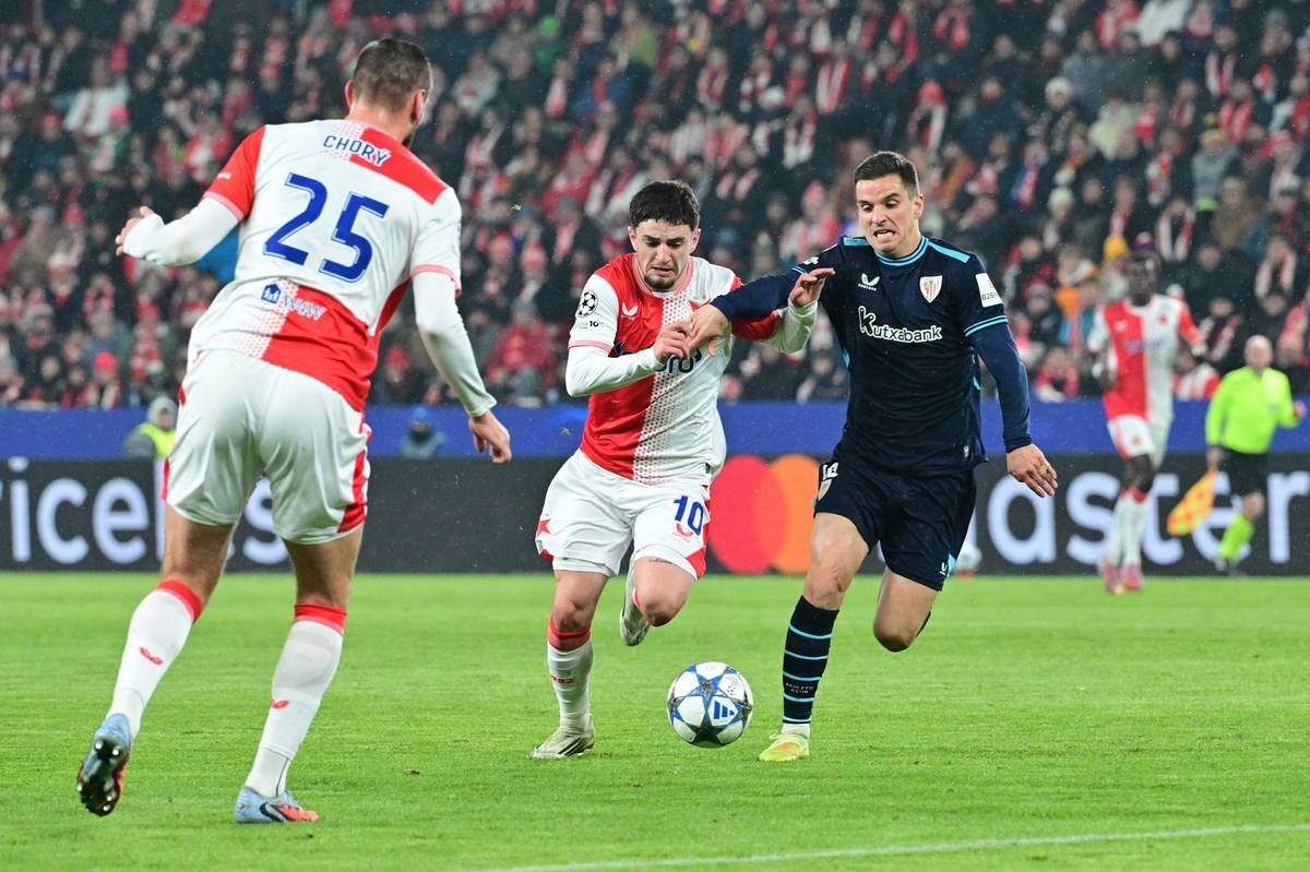 Christos Zafeiris si musel pomáhat rukama.