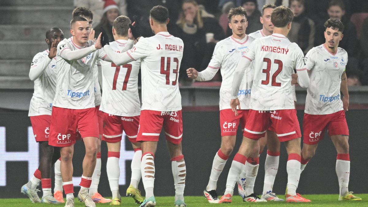 FOTBAL ONLINE: Šok. Pardubice vedou na Letné. Plzeň porazila oslabenou Boleslav, uspěly i Liberec a Teplice