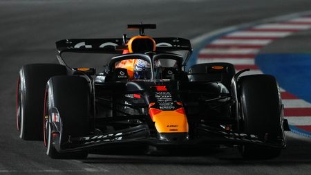 Divoký start a pak už jízda bez hazardování. Velkou cenu Las Vegas ovládl Verstappen
