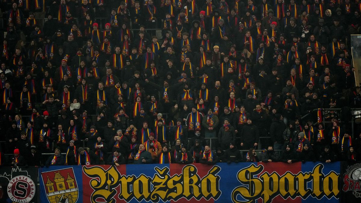 Troufalý Polák chtěl sparťanům ukrást vlajku. Přišla tvrdá reakce