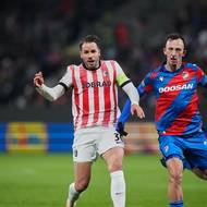 Matěj Valena stíhá Christiana Guentera.