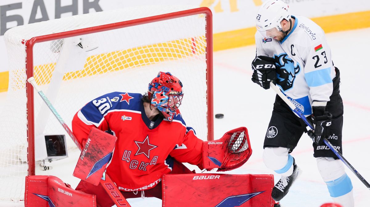 Bizarní scéna z KHL baví internet. Policejní pes napadl hráče při slavnostním buly