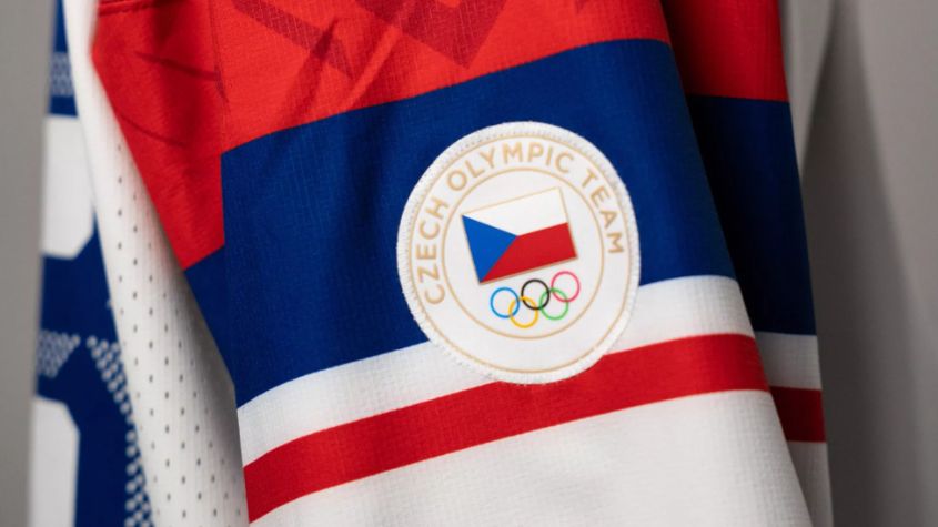 Dominuje státní znak. Dresy českých hokejistů na olympiádu jsou venku, pro fanoušky jen v bílé